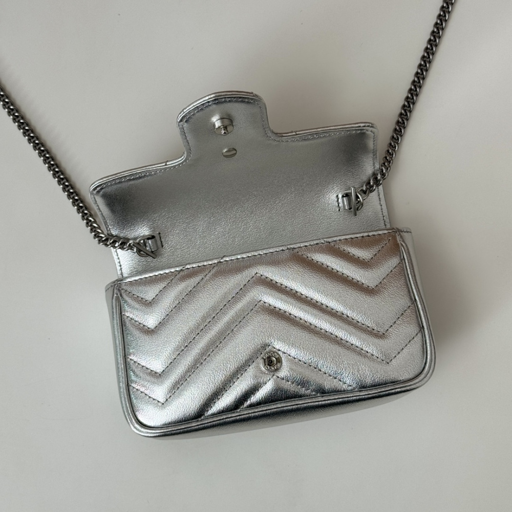 Bolsa Gucci GG Marmont Couro Prateado Super Mini/Média/Grande