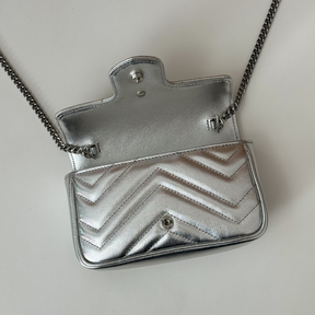 Bolsa Gucci GG Marmont Couro Prateado Super Mini/Média/Grande
