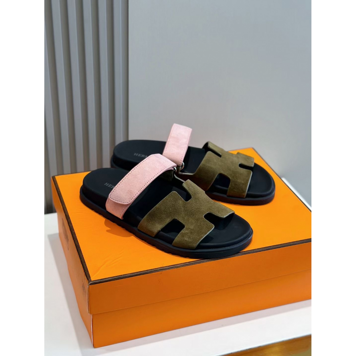Sandália Hermès Chypre em Camurça Rosa/Verde