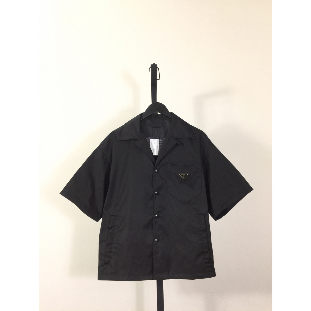 Camisa Prada em Re-Nylon com mangas curtas e Logotipo triangular em metal esmaltado