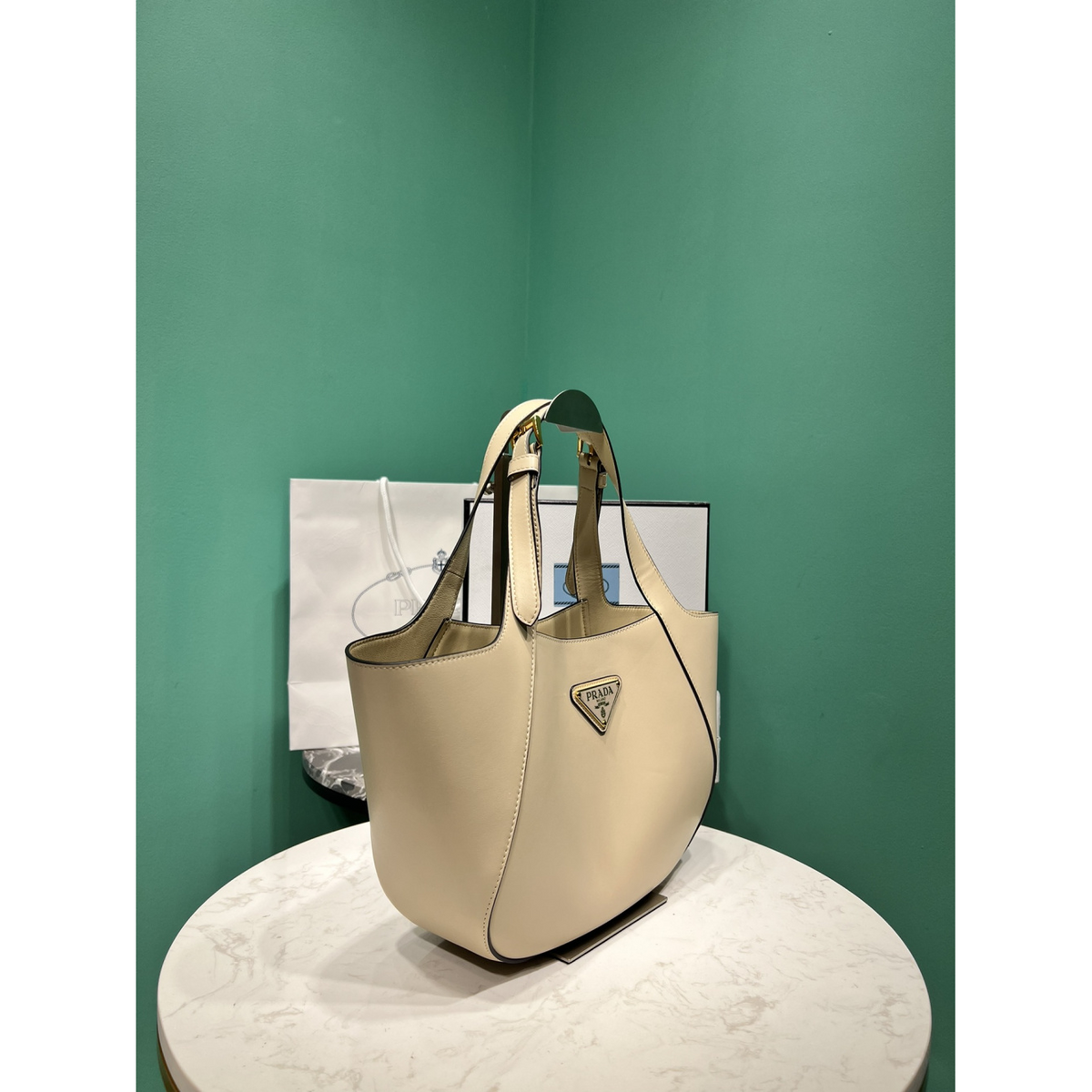 Bolsa Prada Tote Média em Couro 28x20.5x7.5cm (Preto e outras cores)