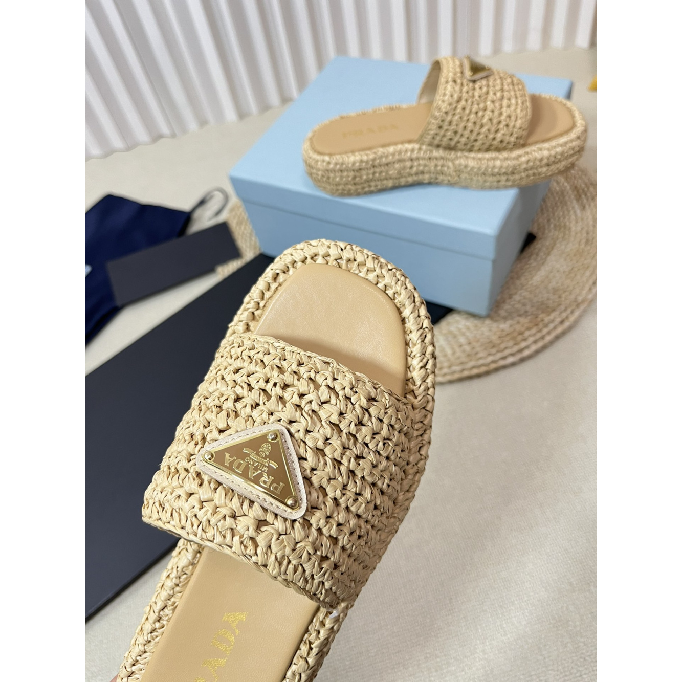 Sandália Prada FlatForm em crochê Bege