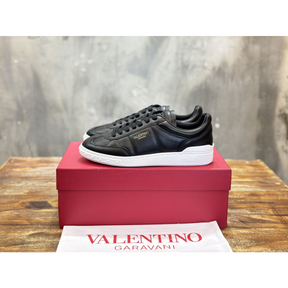 Tênis Valentino Garavani UpVillage Low Top Nappa em Couro Preto