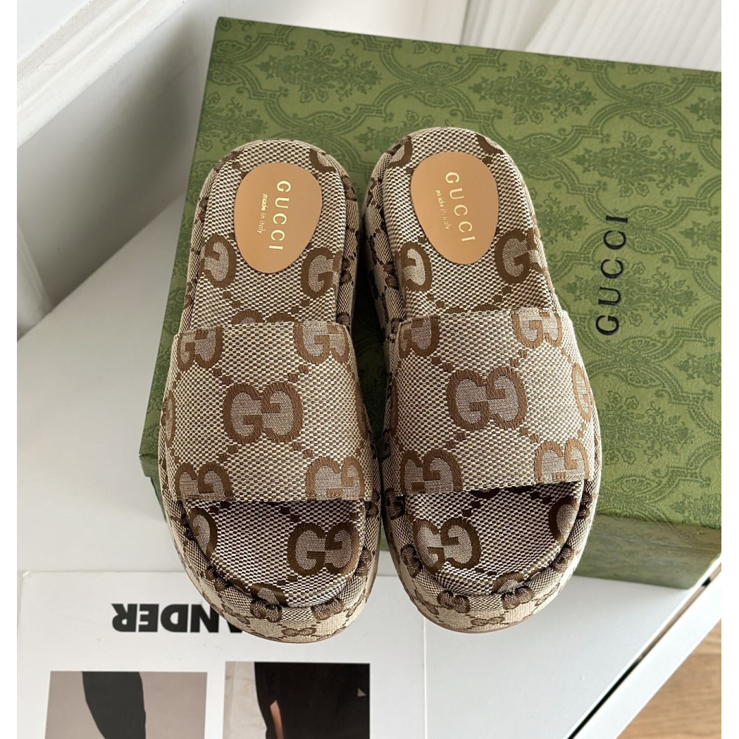 Sandália Gucci GG Maxi Canvas Flatform Slide Marrom