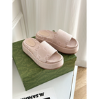 Sandália Gucci GG Maxi Canvas Flatform Slide Rosa