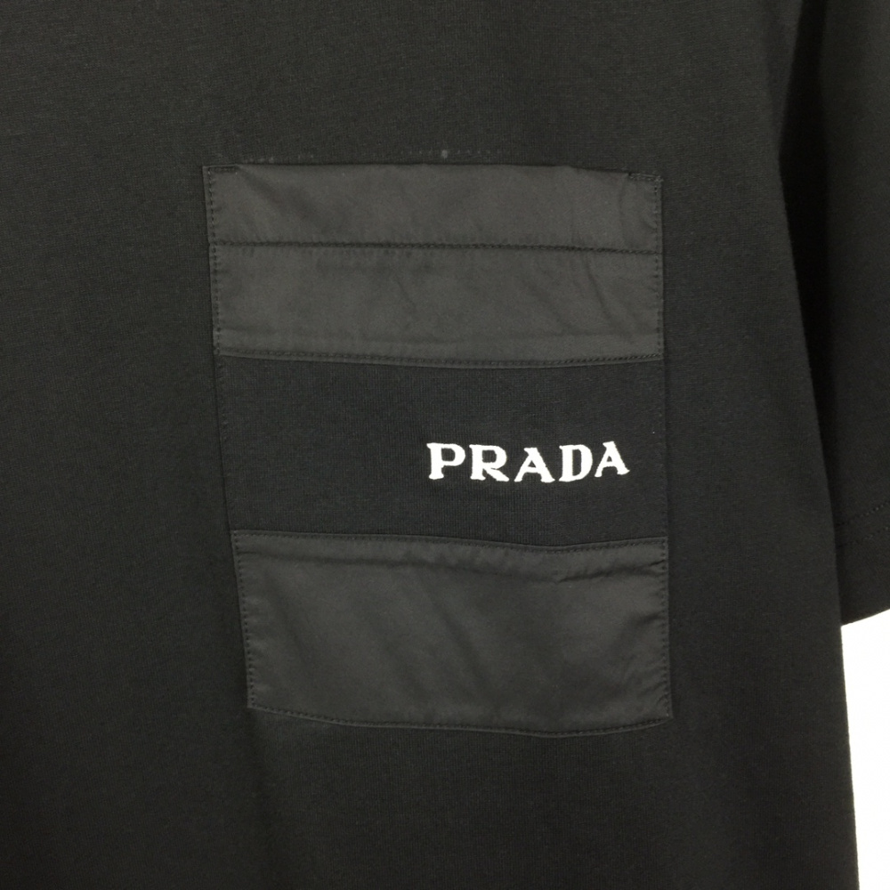 Camisa Prada em algodão com nome Bordado em Bolso Lateral Superior Preta