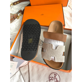 Sandália Hermès Chypre em Camurça Marrom/Off