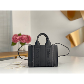 Bolsa Chloé Tote Woody de Couro 20x24x6cm (Preta e outras cores)