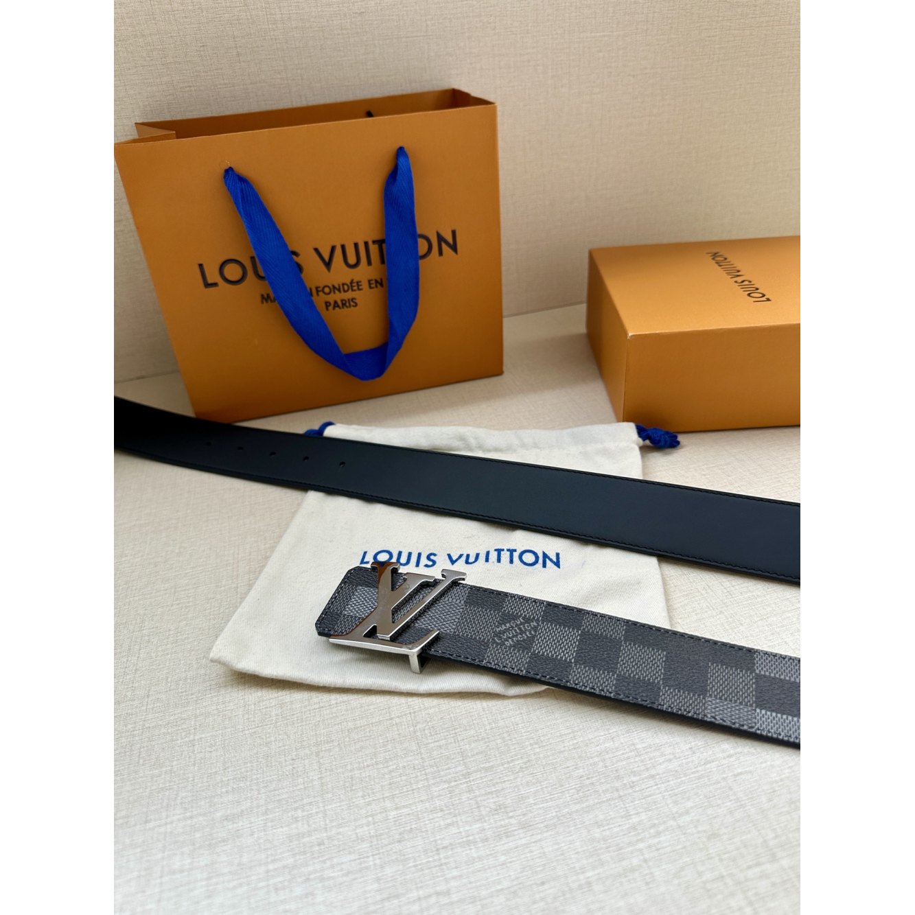 Cinto Louis Vuitton Initiales Reversível Damier Preto e Azul 4.0cm