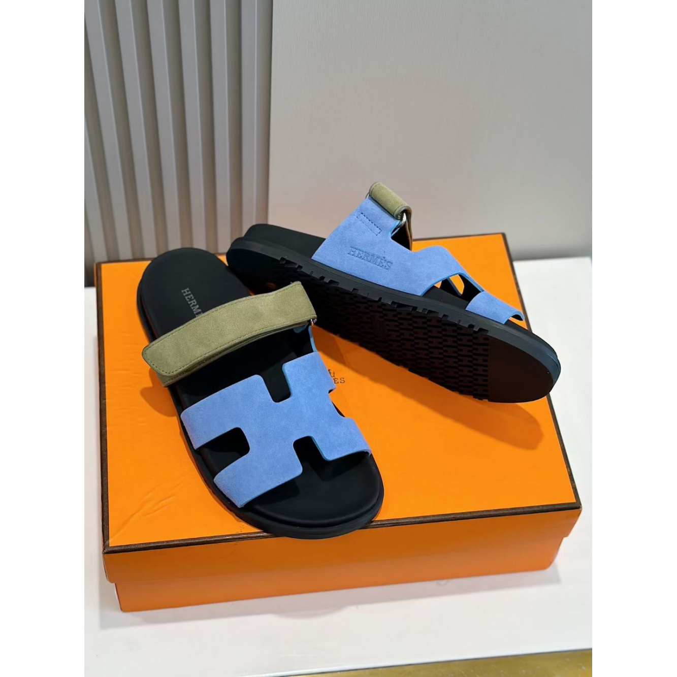 Sandália Hermès Chypre em Camurça Azul/Verde