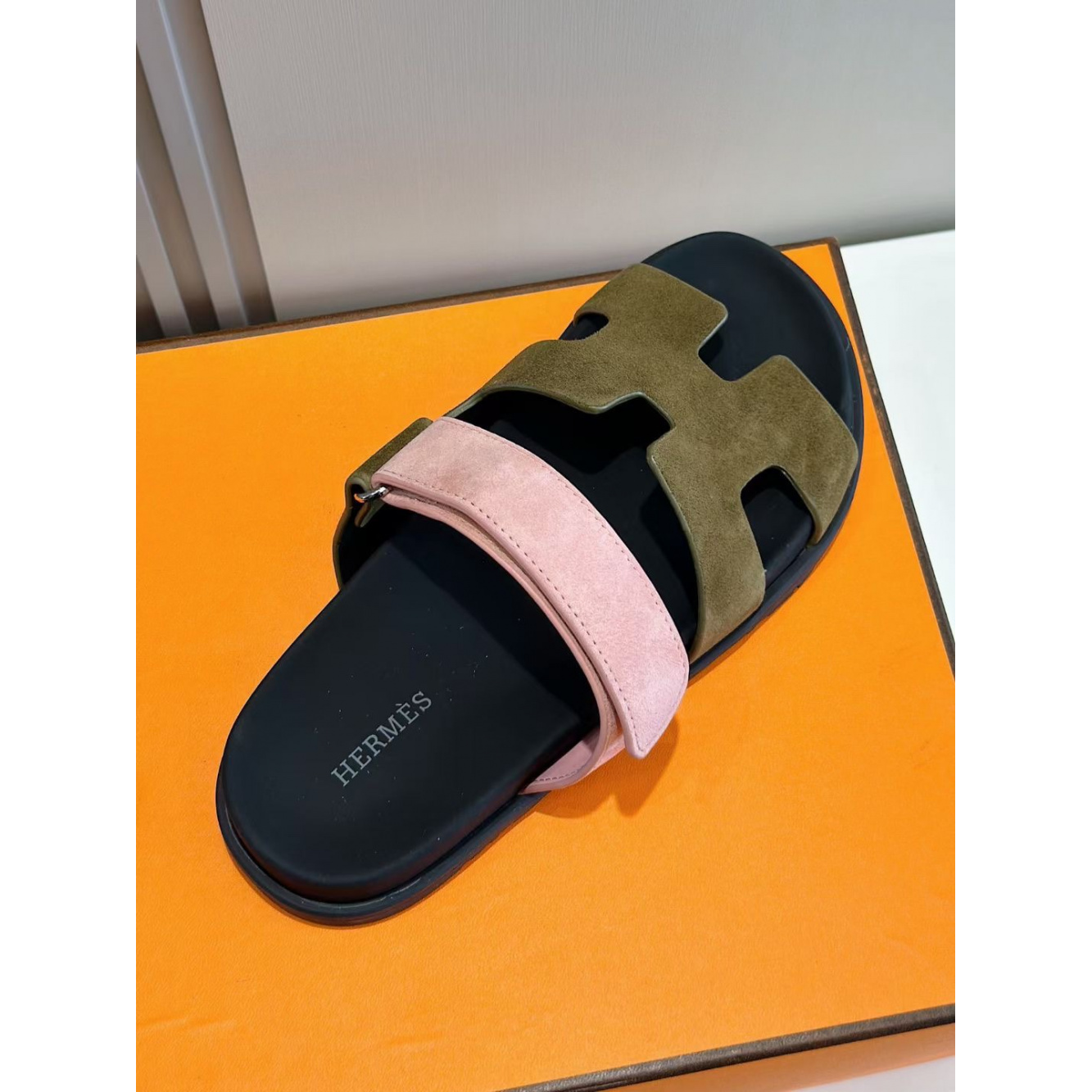Sandália Hermès Chypre em Camurça Rosa/Verde