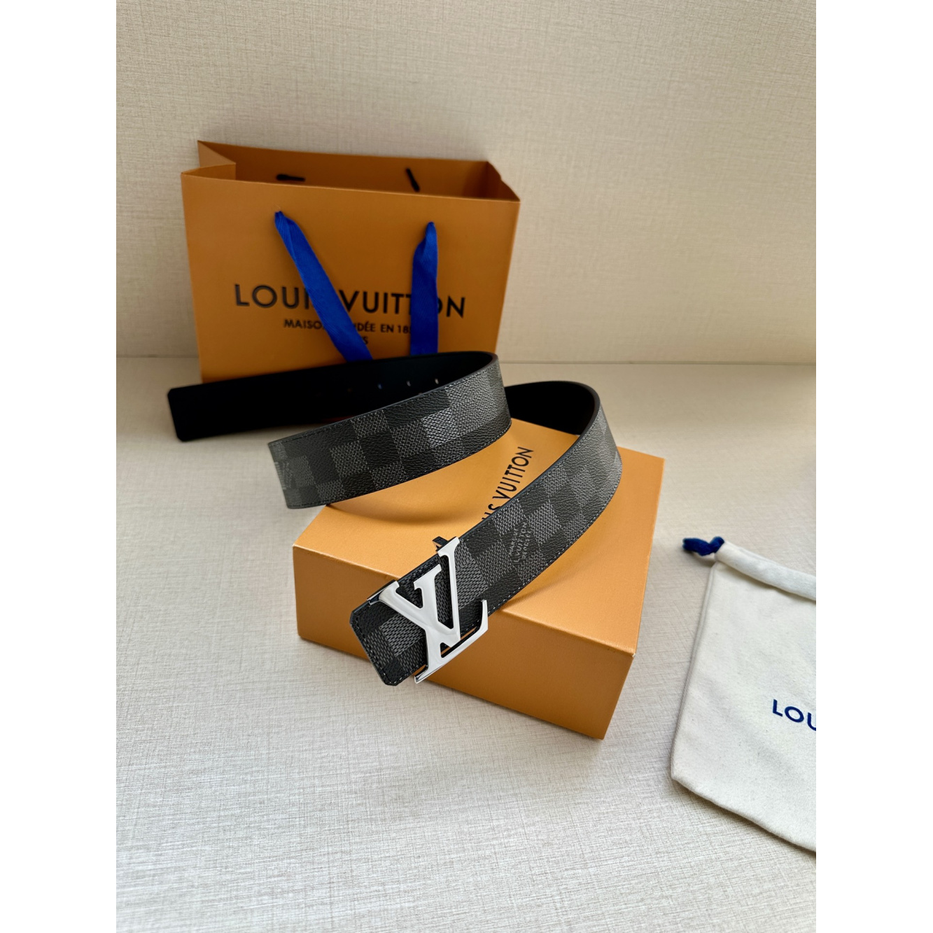 Cinto Louis Vuitton Initiales Reversível Damier Preto e Azul 4.0cm