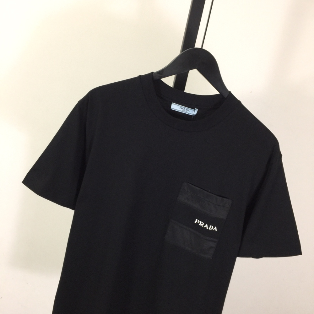 Camisa Prada em algodão com nome Bordado em Bolso Lateral Superior Preta