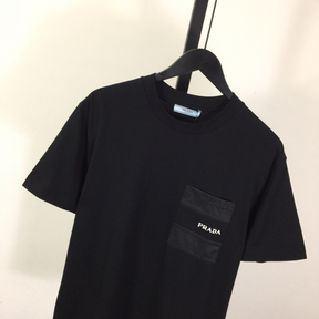 Camisa Prada em algodão com nome Bordado em Bolso Lateral Superior Preta