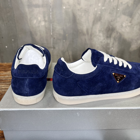 Prada Tênis em Camurça Azul Marinho com Logo