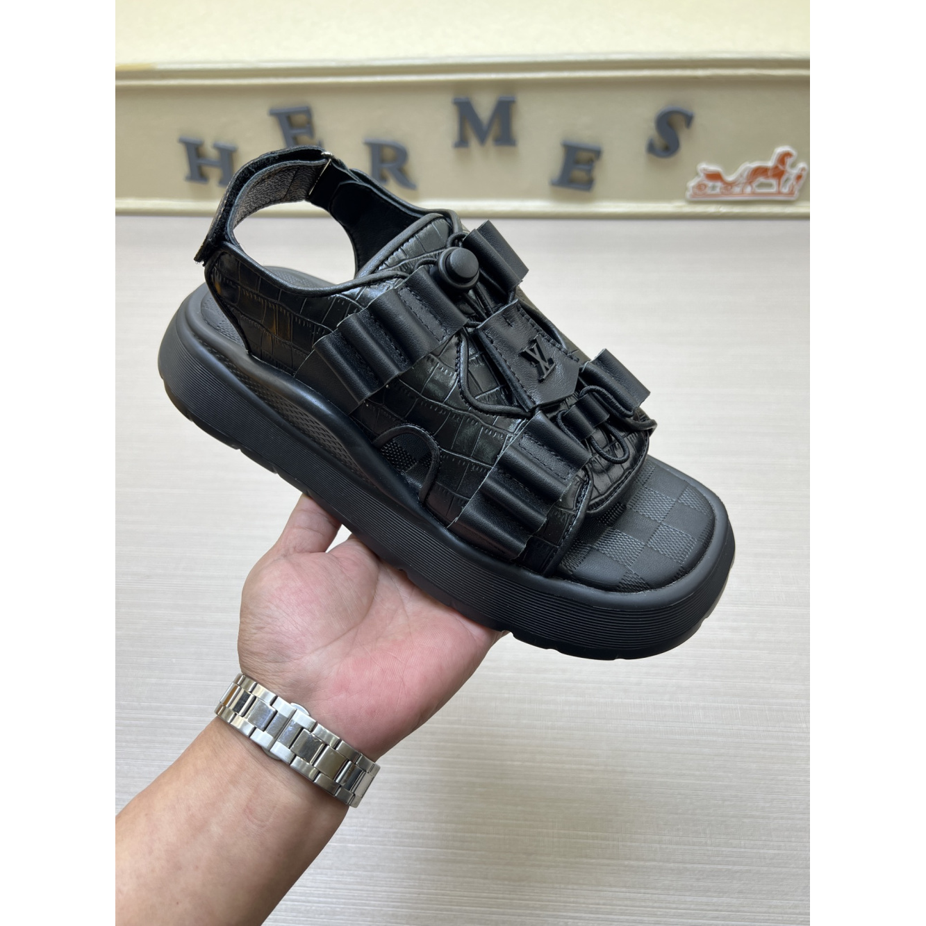 Chinelo Slide Louis Vuitton LV Flatform Chameleon Preto Sandália