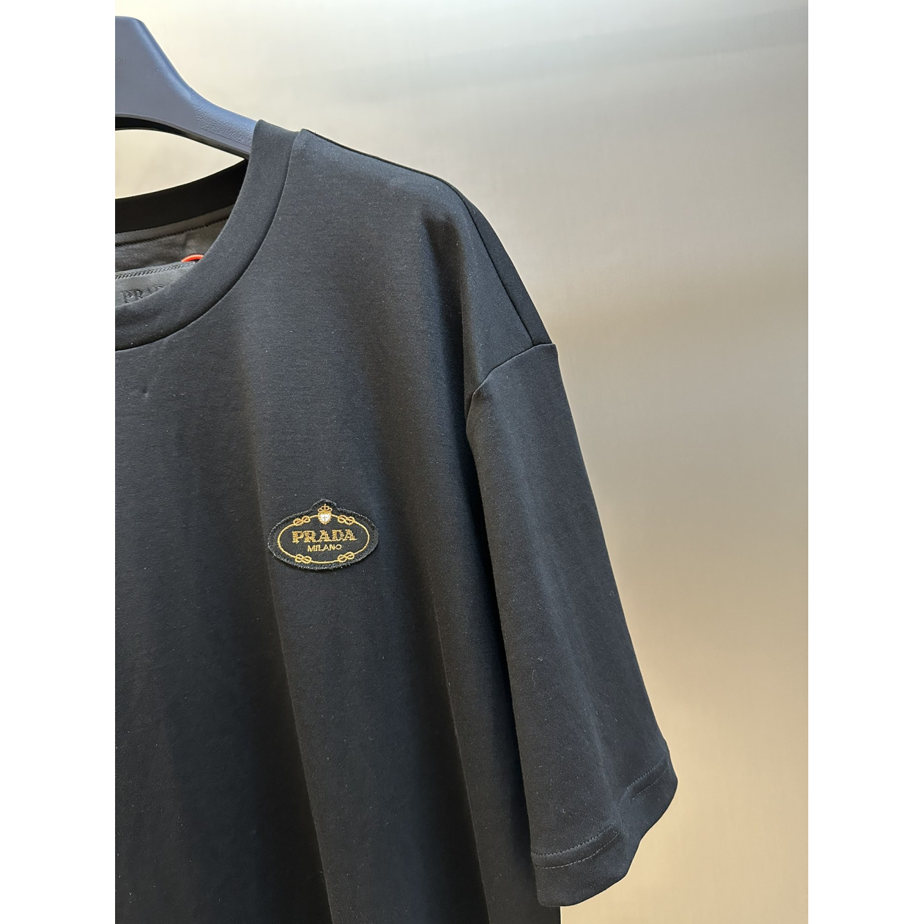 Camisa Prada em algodão Logotipo de letras estampado na parte da frente Preta