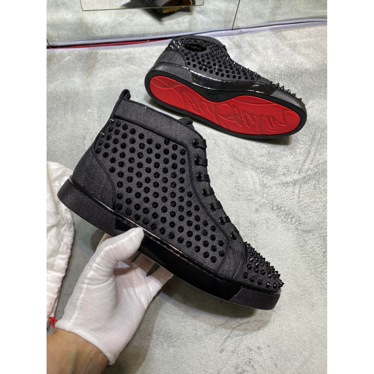C. Louboutin Tênis Cano Alto