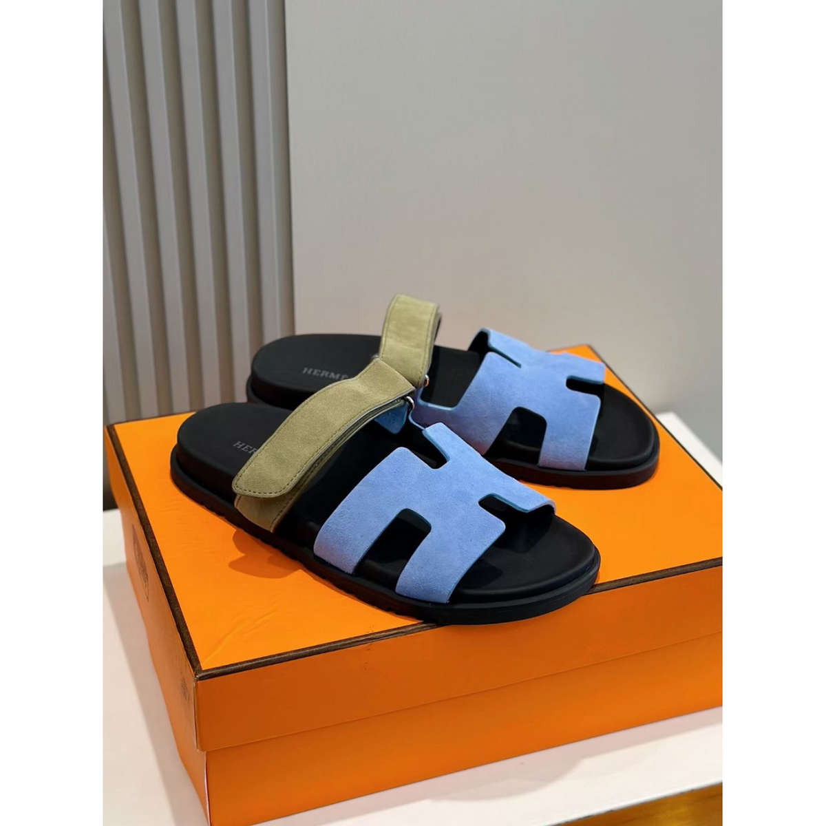 Sandália Hermès Chypre em Camurça Azul/Verde