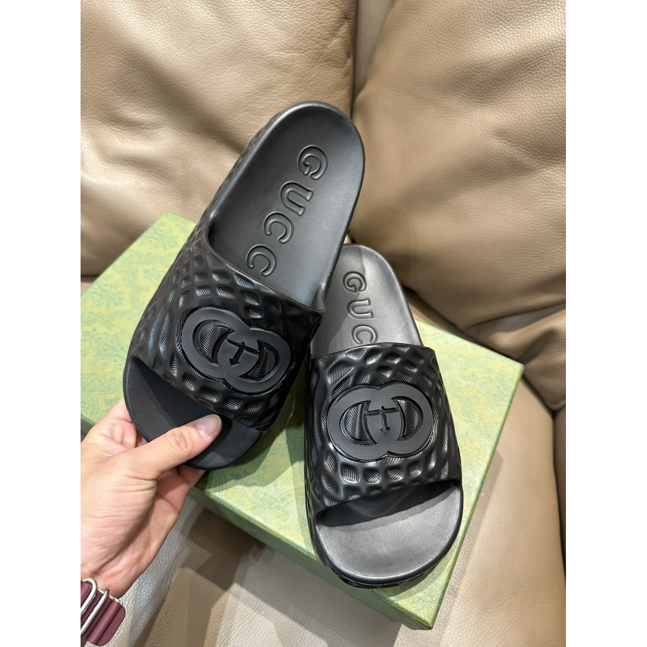 Chinelo Slide Gucci GG Interlocking Preto Sandália