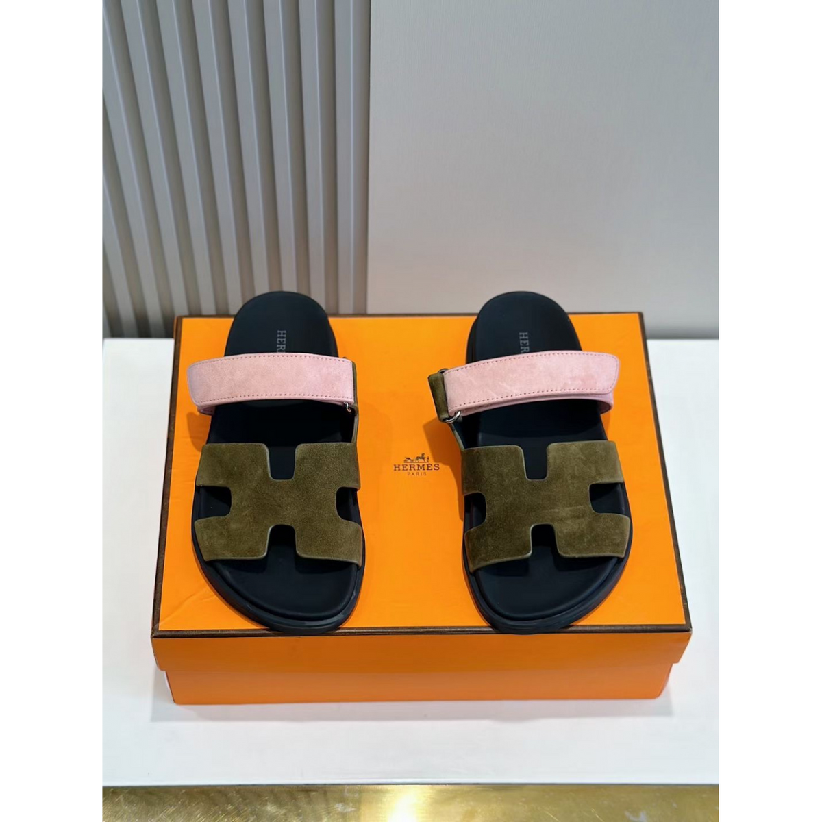 Sandália Hermès Chypre em Camurça Rosa/Verde