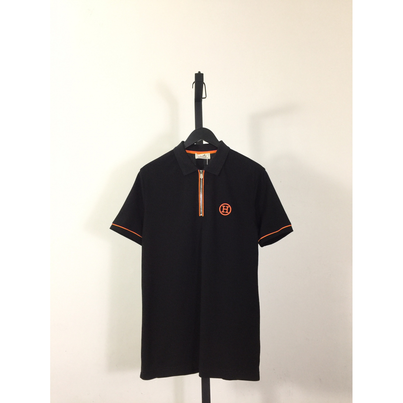 Camiseta Hermès com bordado H e zíper Preta