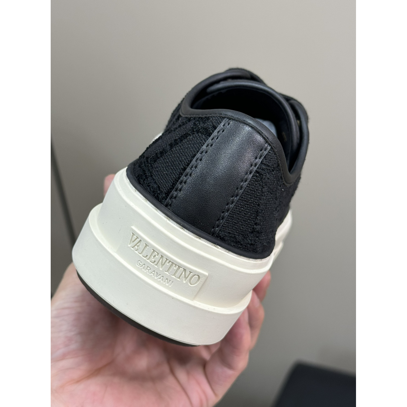 Tênis Valentino Garavani Toile Iconographe Totaloop Low-Top Preto