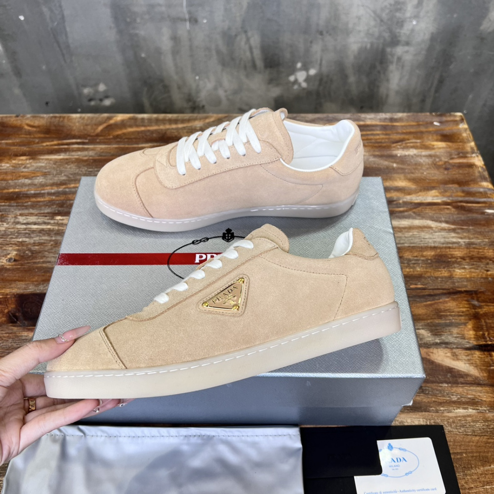 Prada Tênis em Camurça Bege com Logo