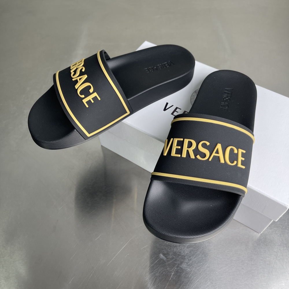 Chinelo Slide Versace Preto com escrita Amarela