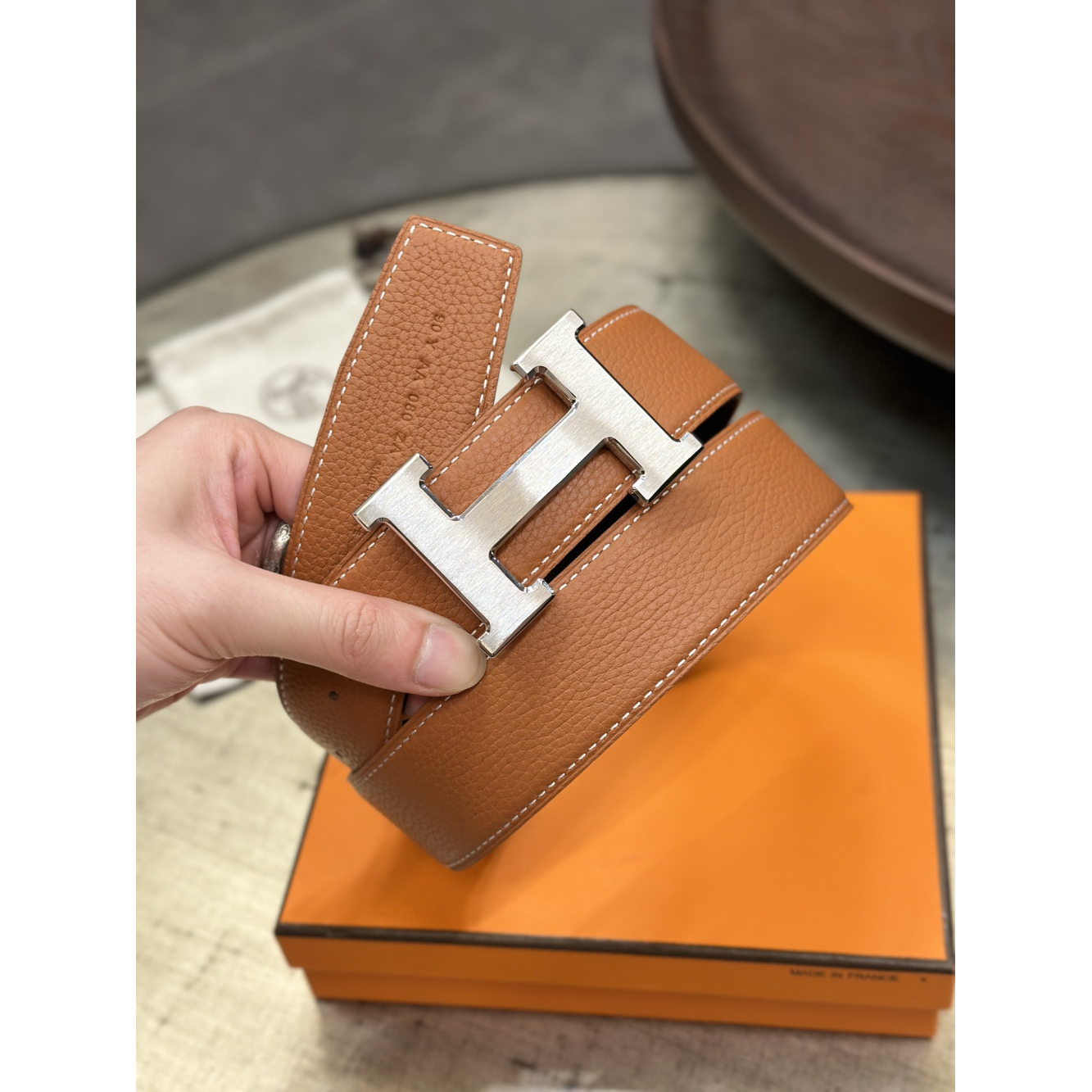 Cinto Hermès Constance e Correia Reversível em Couro 3.8cm Preto/Caramelo Ferragem Prata