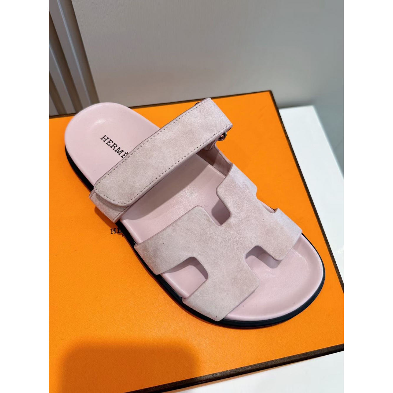 Sandália Hermès Chypre em Camurça Rosa