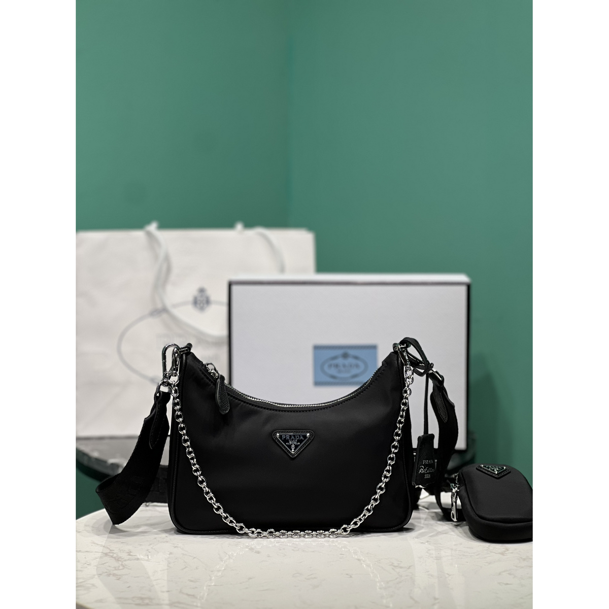 Bolsa Prada Saffiano Re-Edition 2005 em Nylon 22x6x12cm (Preto e outras cores)