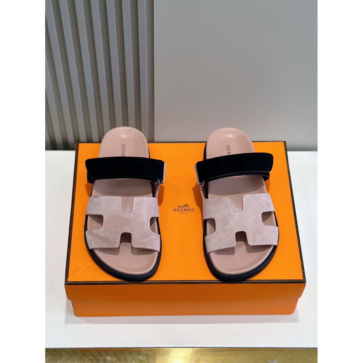 Sandália Hermès Chypre em Camurça Preto/Rosa
