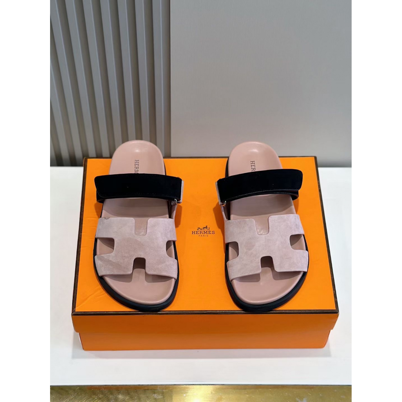 Sandália Hermès Chypre em Camurça Preto/Rosa