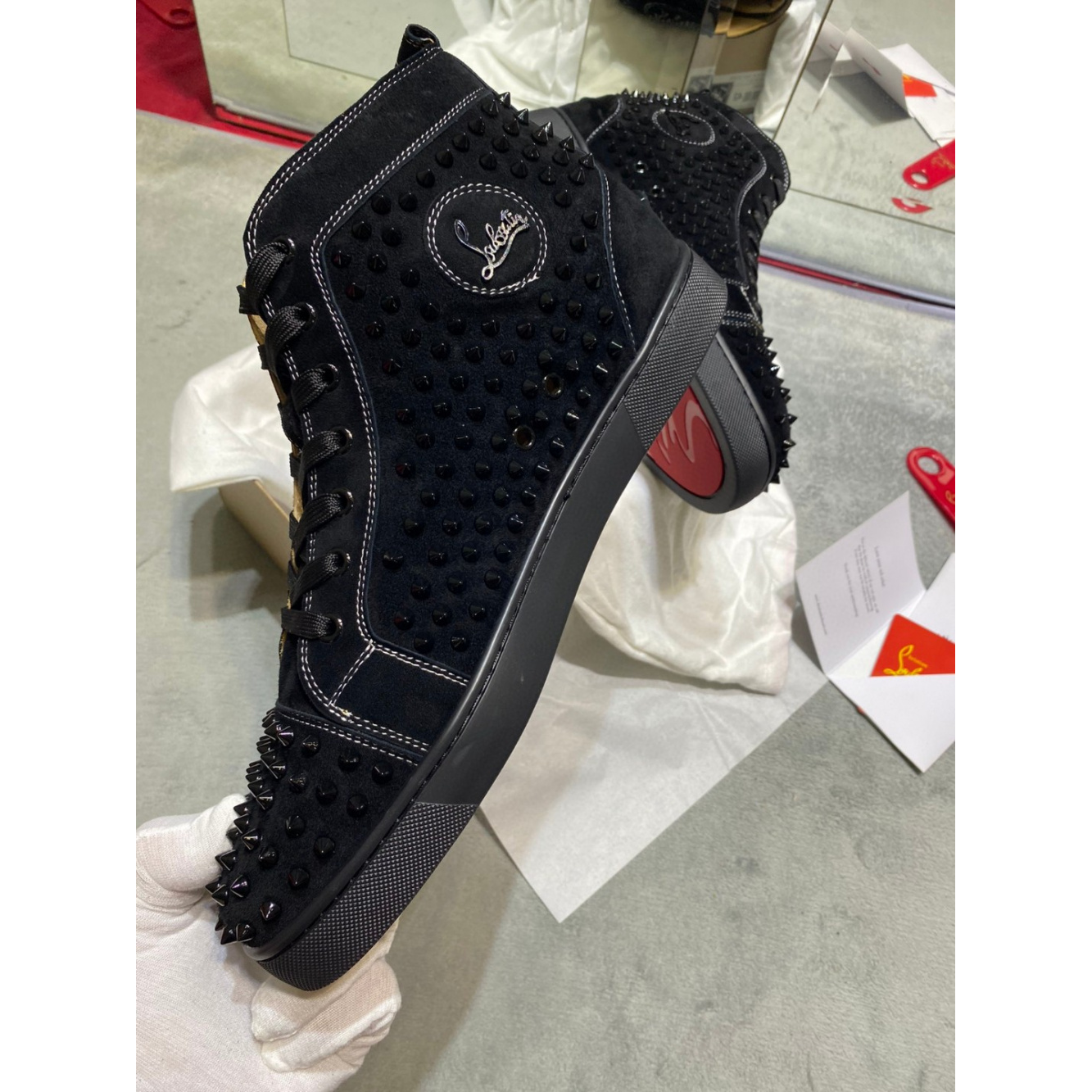 C. Louboutin Tênis Cano Alta Spikes