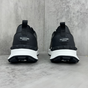 Tênis Valentino Garavani True Act Sneakers Preto/Branco
