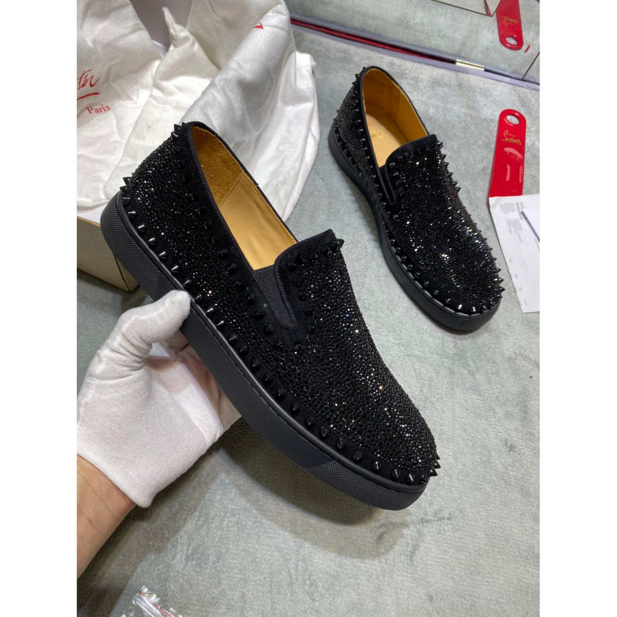 C. Louboutin Tênis Cano Baixo Preto spikes