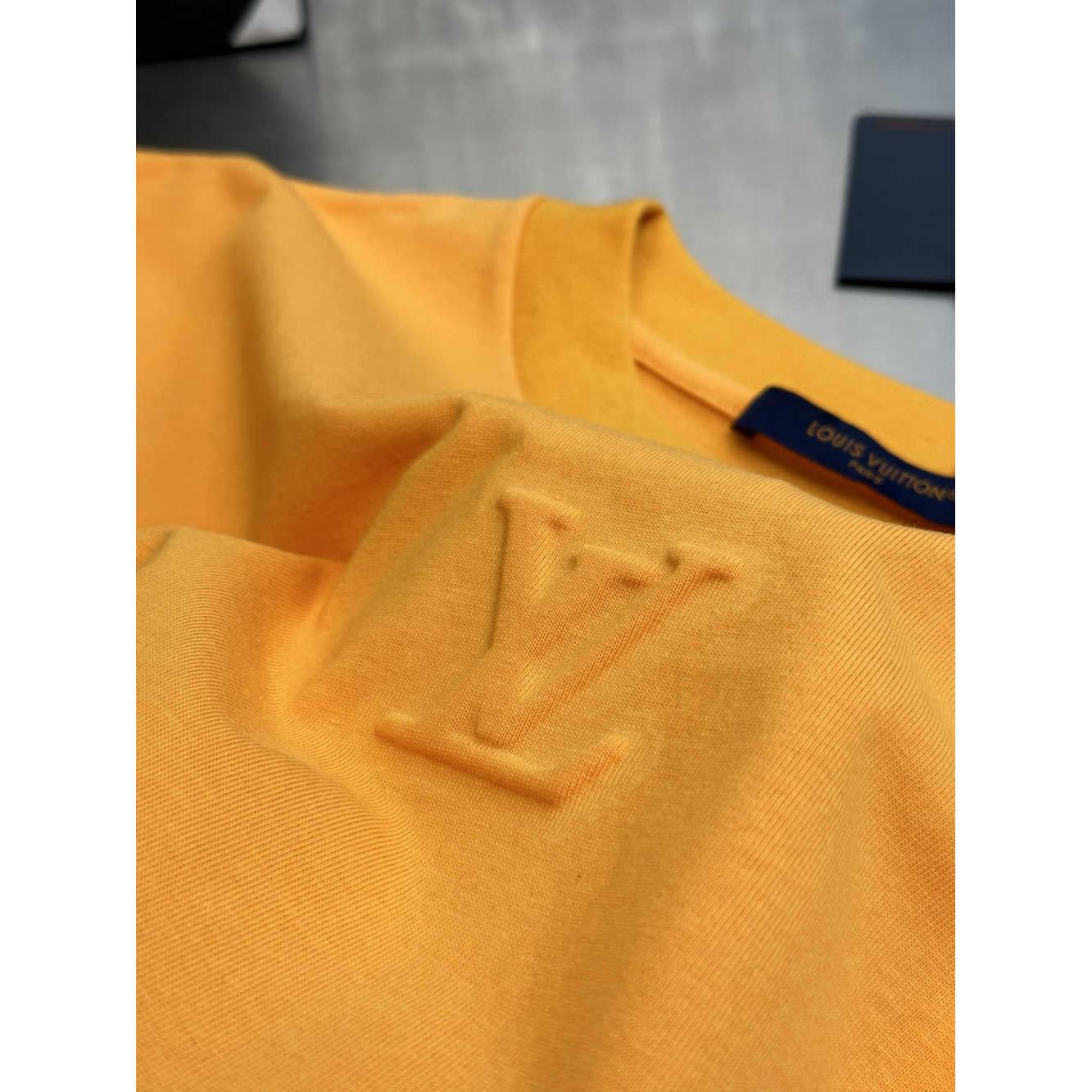 Camiseta de Algodão Louis Vuitton com LV em Relevo Laranja