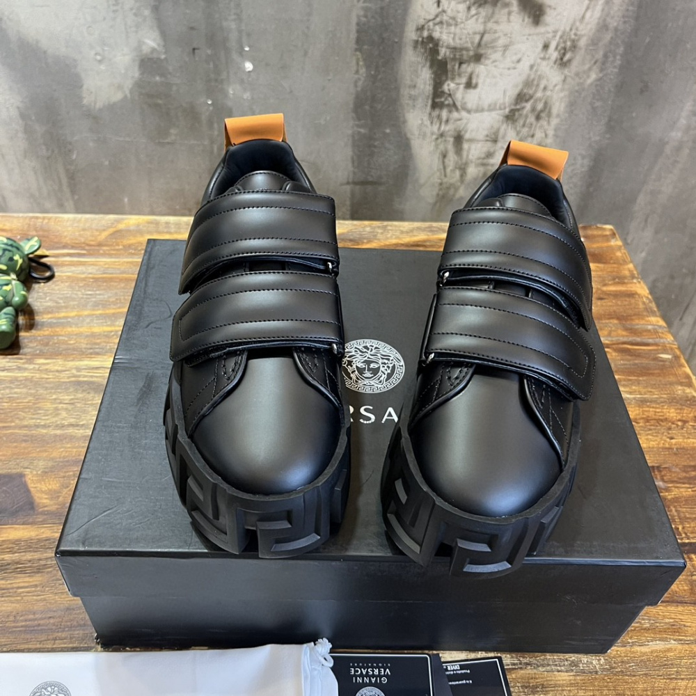 Tênis Versace Greca Labyrinth de Couro Preto/Laranja