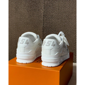 Tênis Louis Vuitton LV Trainer Branco com detalhes de Aplicações em tarraxas