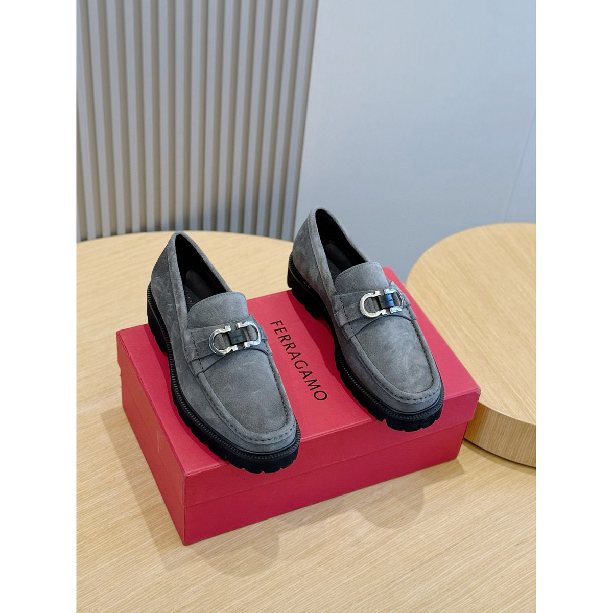 Salvatore Ferragamo Mocassim em Camurça Cinza