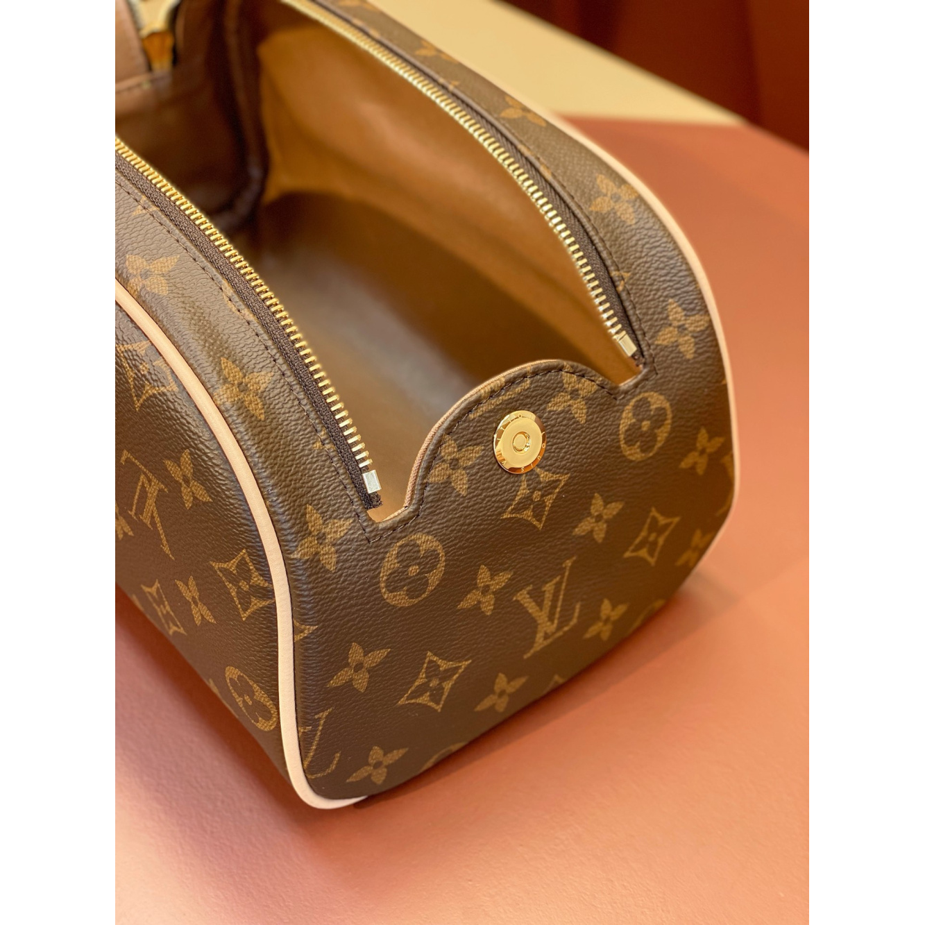 Necessaire Louis Vuitton LV Couro Monogram 28x16x13CM