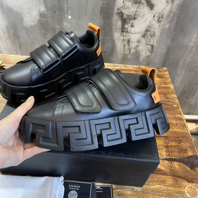 Tênis Versace Greca Labyrinth de Couro Preto/Laranja