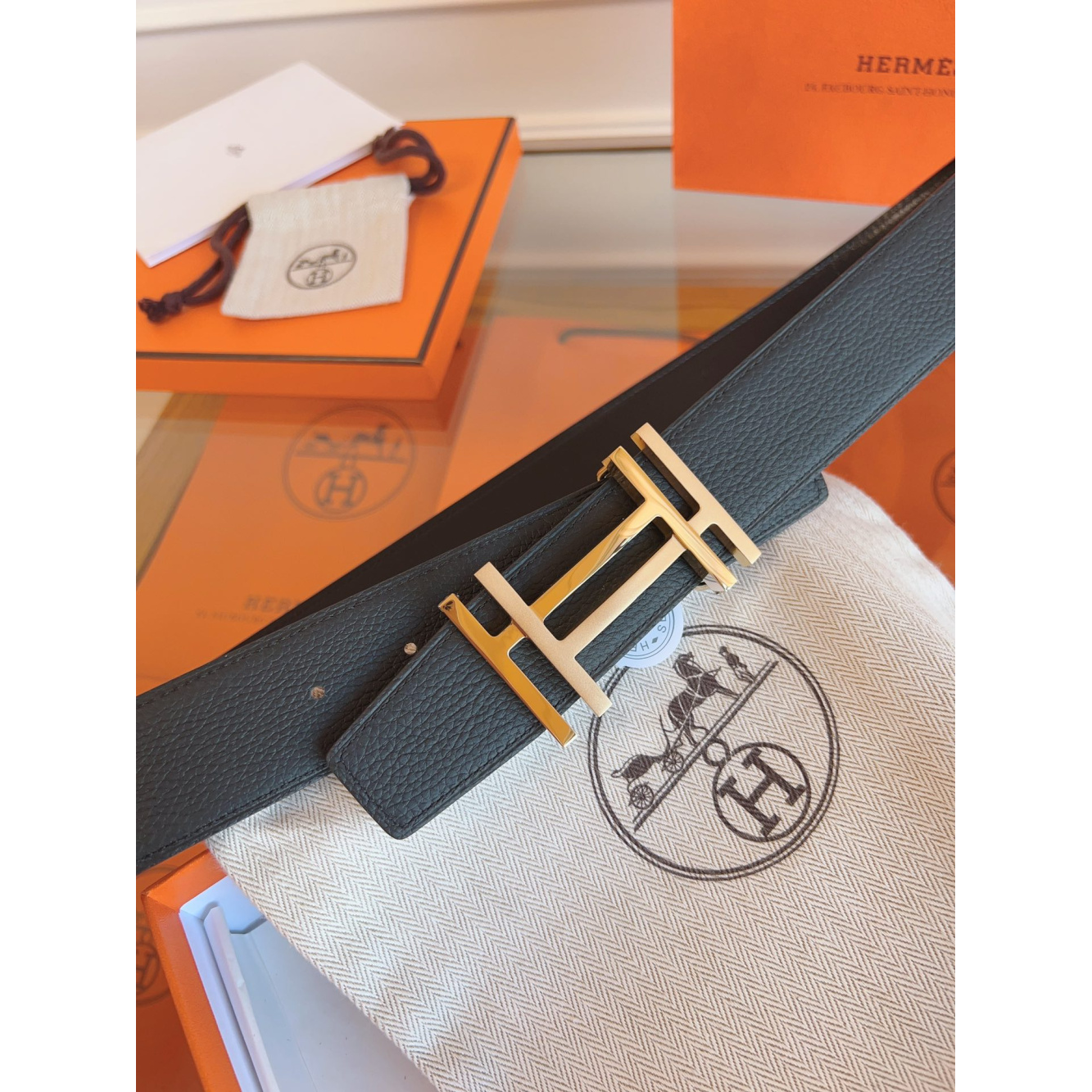 Cinto Hermès Reversível em Couro Preto e Fivela H Au Carré Dourado 3.2cm