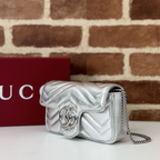 Bolsa Gucci GG Marmont Couro Prateado Super Mini/Média/Grande