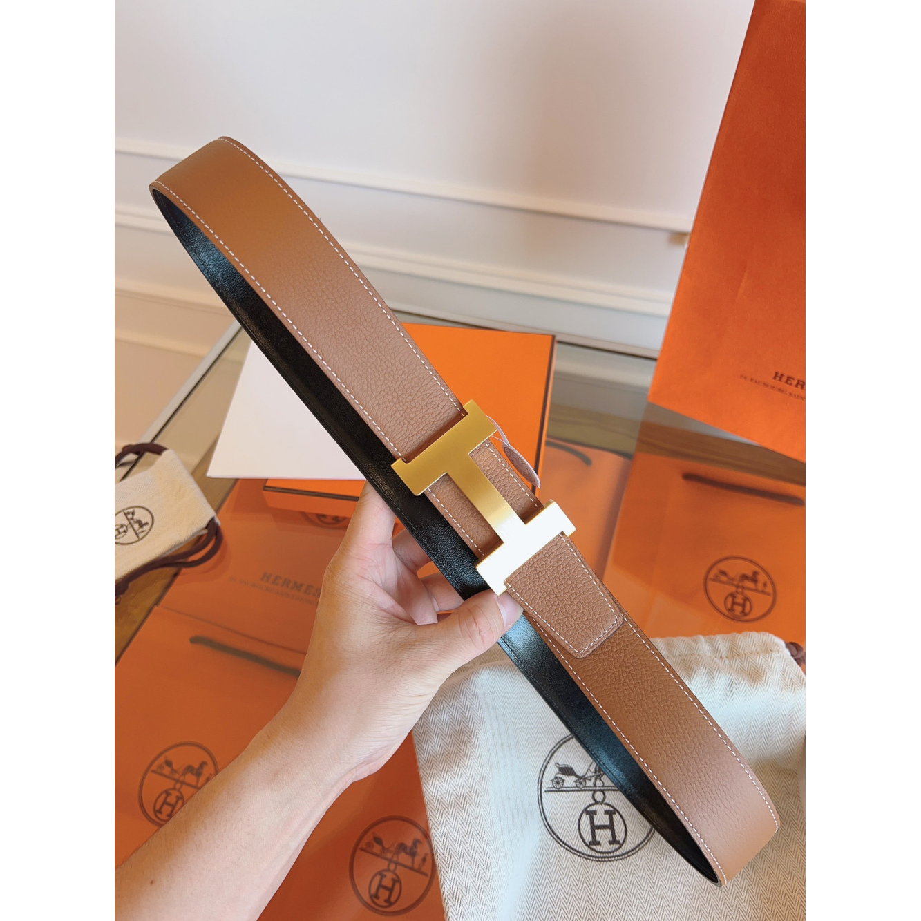 Cinto Hermès Constance e Correia Reversível em Couro 3.8cm Preto/Caramelo Ferragem Dourada