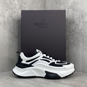 Tênis Valentino Garavani True Act Sneakers Branco/Preto