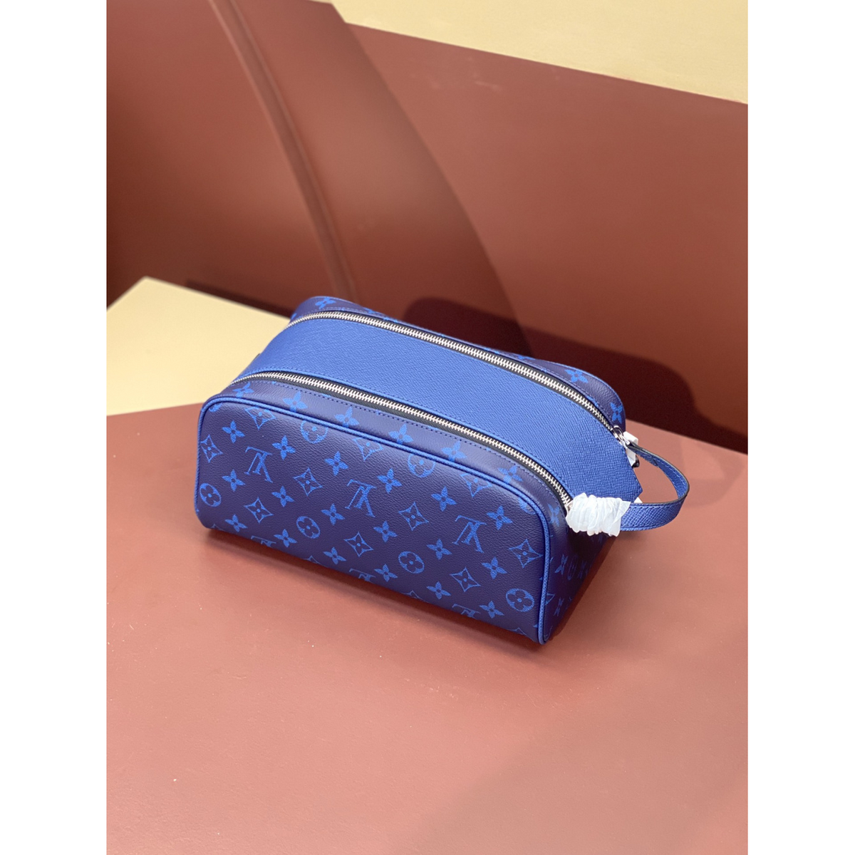 Necessaire Louis Vuitton LV Couro Taurillon Monogram Azul 28x15x16.5cm