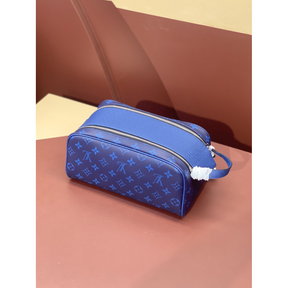 Necessaire Louis Vuitton LV Couro Taurillon Monogram Azul 28x15x16.5cm