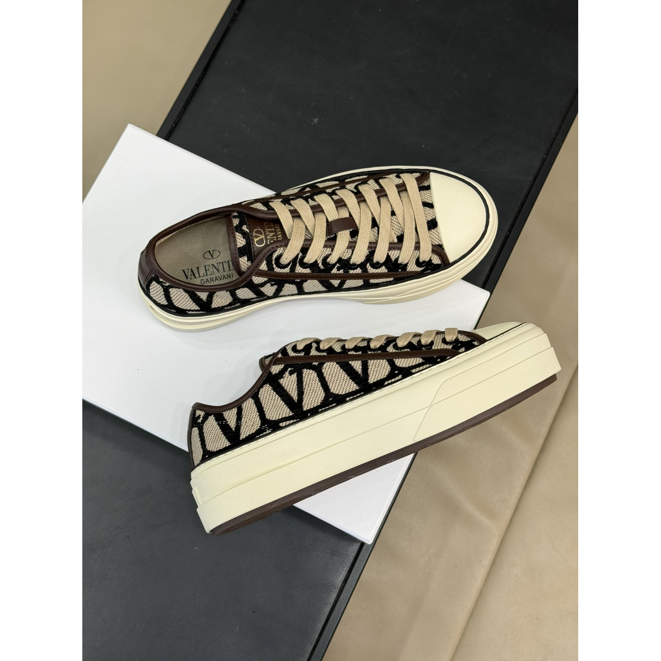 Tênis Valentino Garavani Toile Iconographe Totaloop Low-Top Preto/Bege